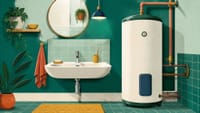 Illustration: ein Badezimmer mit laufendem Wasserhahn und daneben ein Warmwasserspeicher