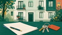 Illustration: ein Dokument und ein Wohnungsschlüsselbund auf einem Tisch vor einer Mehrfamilienhausfassade
